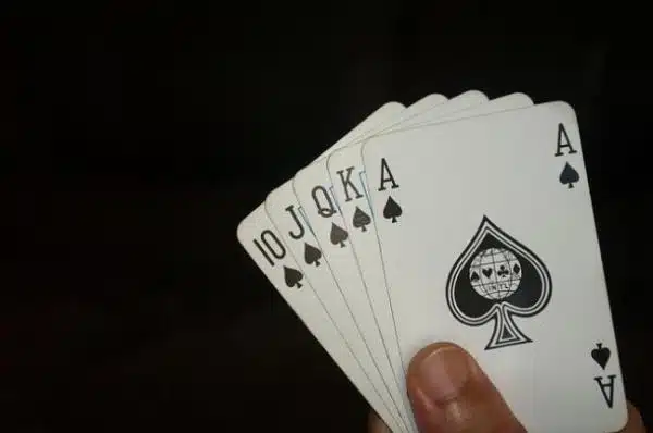 カリビアンスタッドポーカー戦略